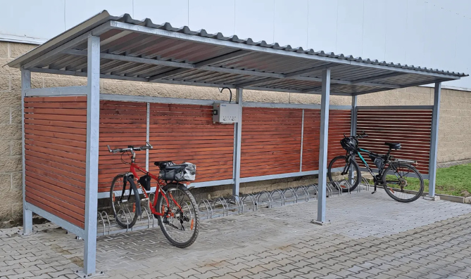 Prístrešok pre bicykle s nabíjacou stanicou