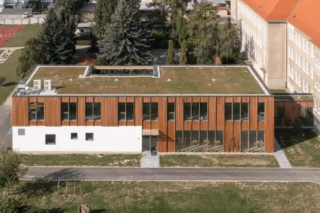Jedáleň s učebňami na Základnej škole J. Bottu v Trnave