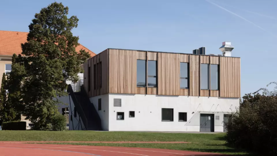 Jedáleň s učebňami na Základnej škole J. Bottu v Trnave