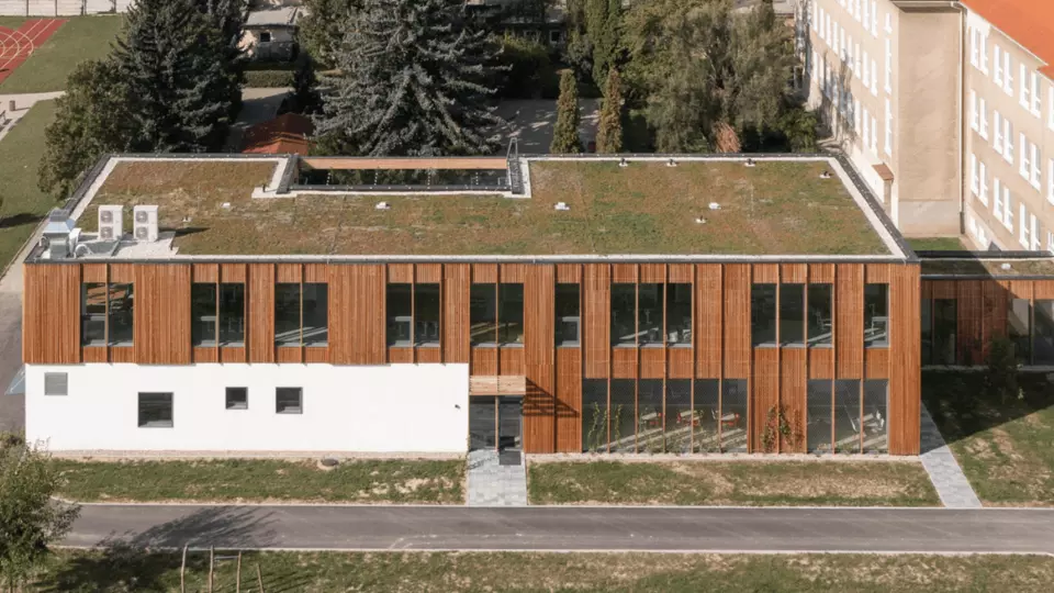 Jedáleň s učebňami na Základnej škole J. Bottu v Trnave